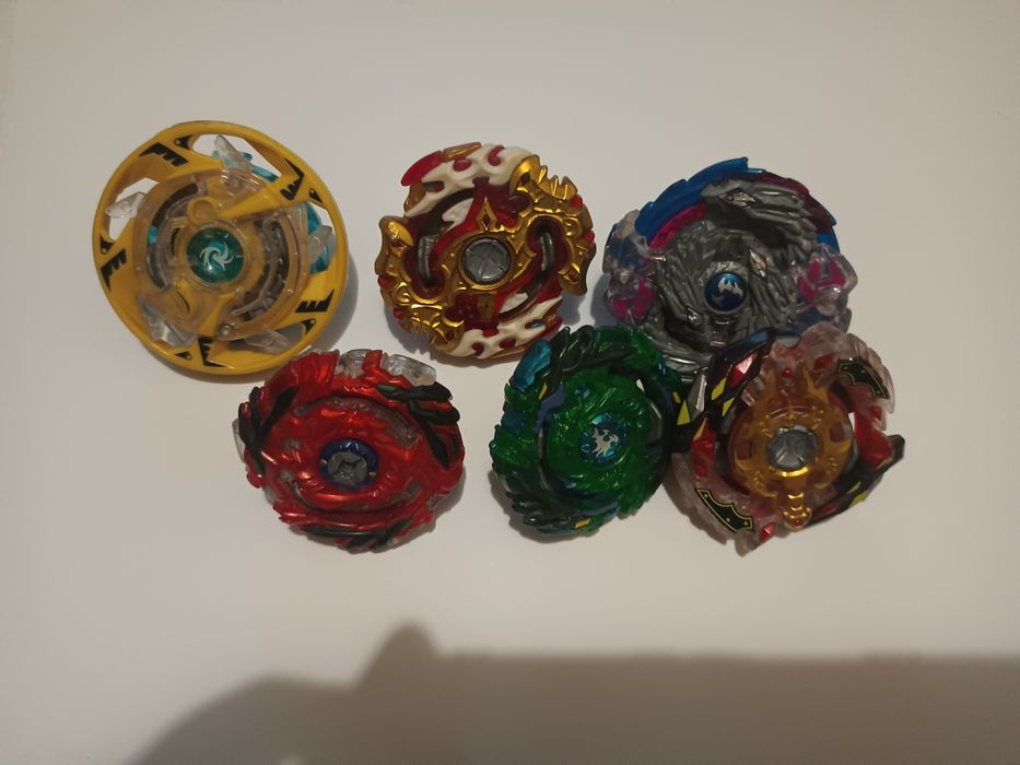 Продам Бейблейд от хасбро и фафнир от Такара Томи