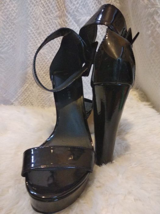 Czarne buty na słupku z szerszym paskiem New Look