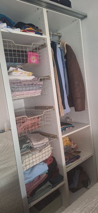 Roupeiro com portas deslizantes e vidro embutido