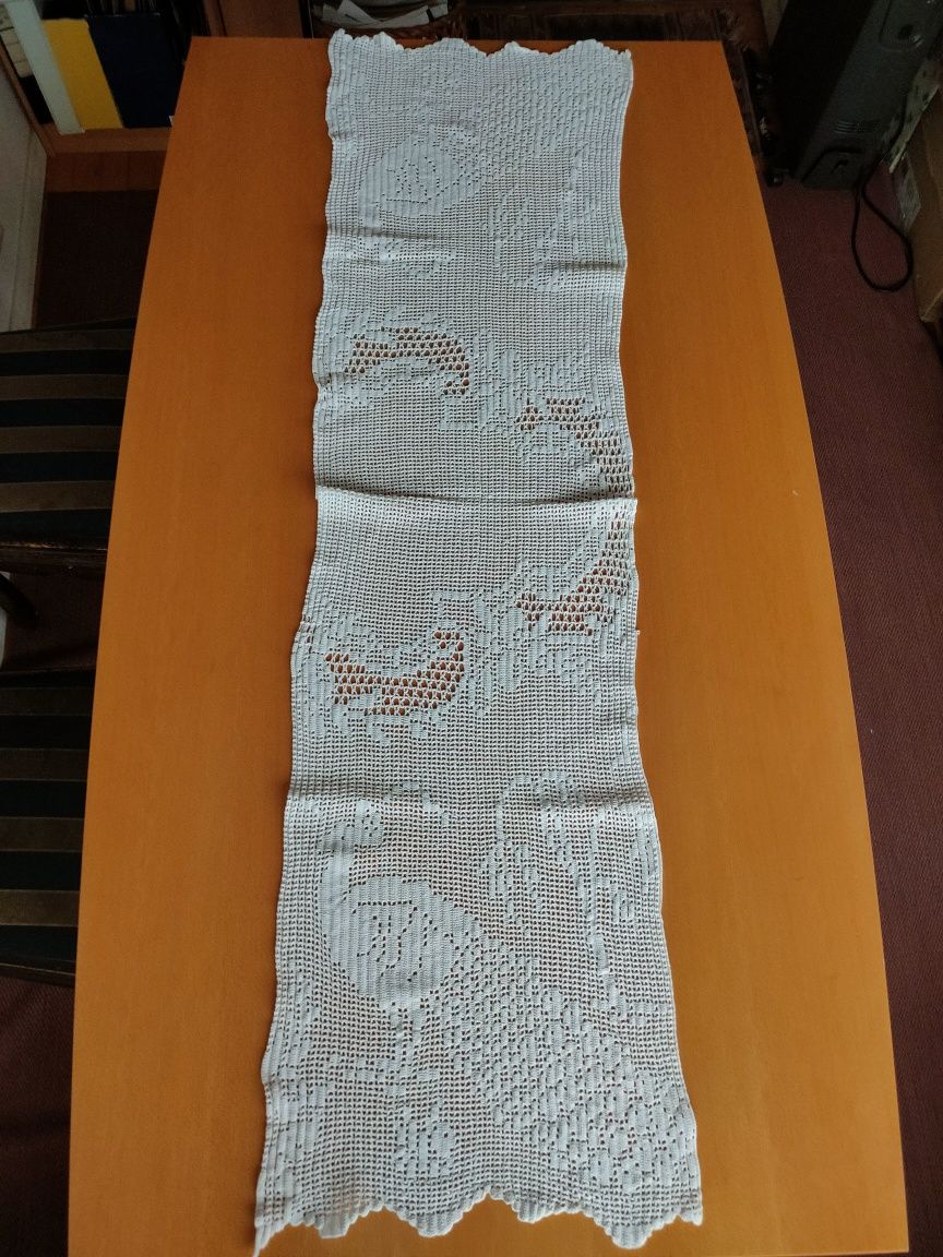 Conjunto de naperons em crochê.