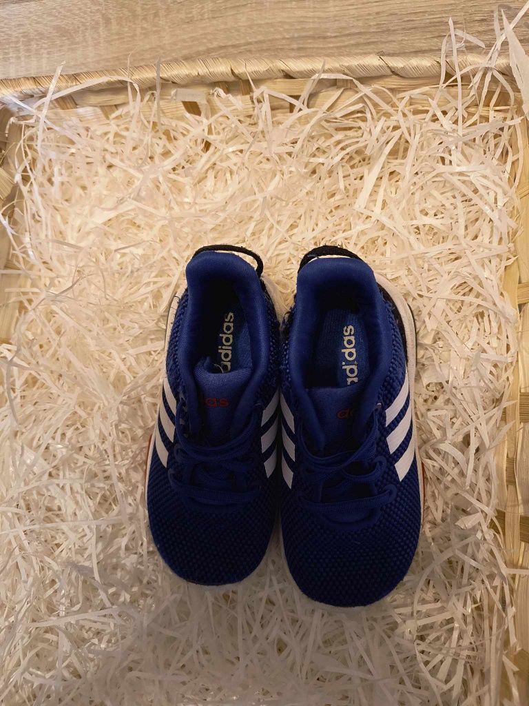 Adidas buty sportowe dla chłopca 22