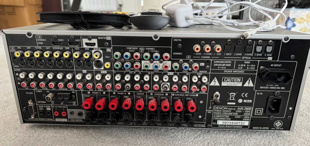 Amplituner Denon AVR-2808 z pilotami i stacją dokującą ASD-3W.