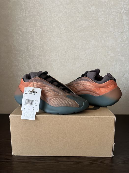 Кросівки Adidas Yeezy 700 V3 у кольорі Copper Fade.