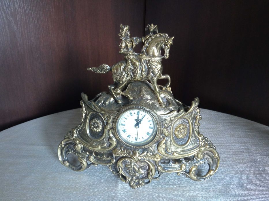 Mosiężny zegar stołowy z figurą polującej kobiety