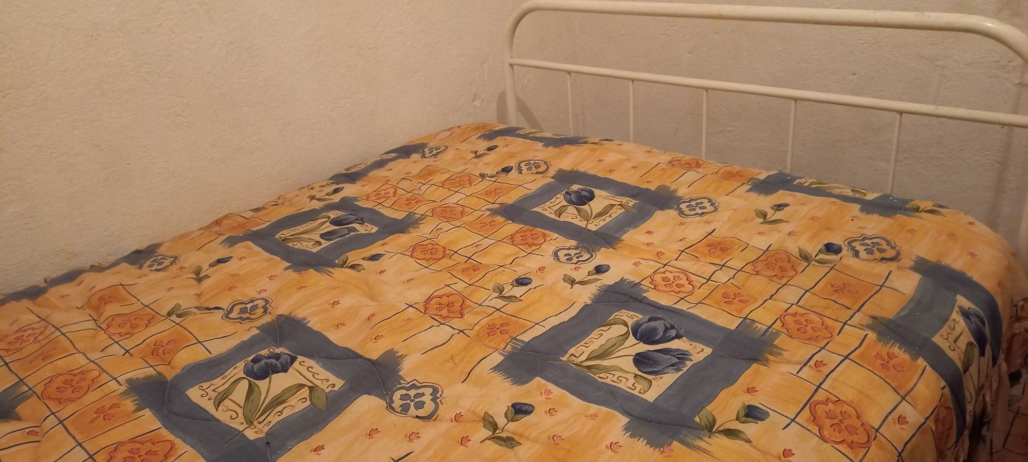 Cama de ferro com colchão