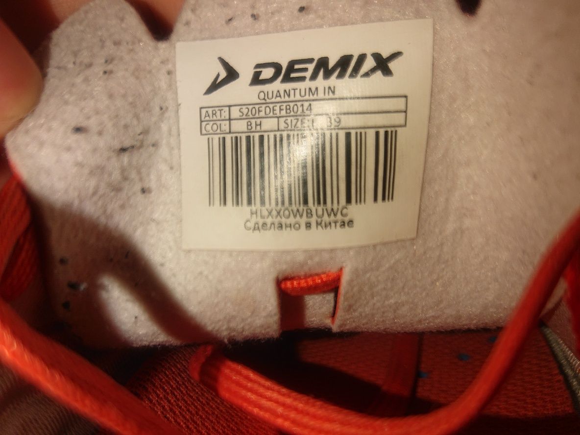 Продам кроссовки Demix 39 размер