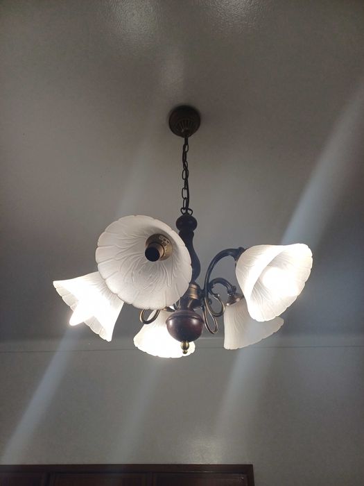 Candeeiro de teto clássico, com madeira e tulipas de vidro