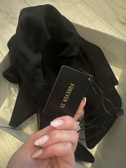 Жіночі чоботи до коліна.