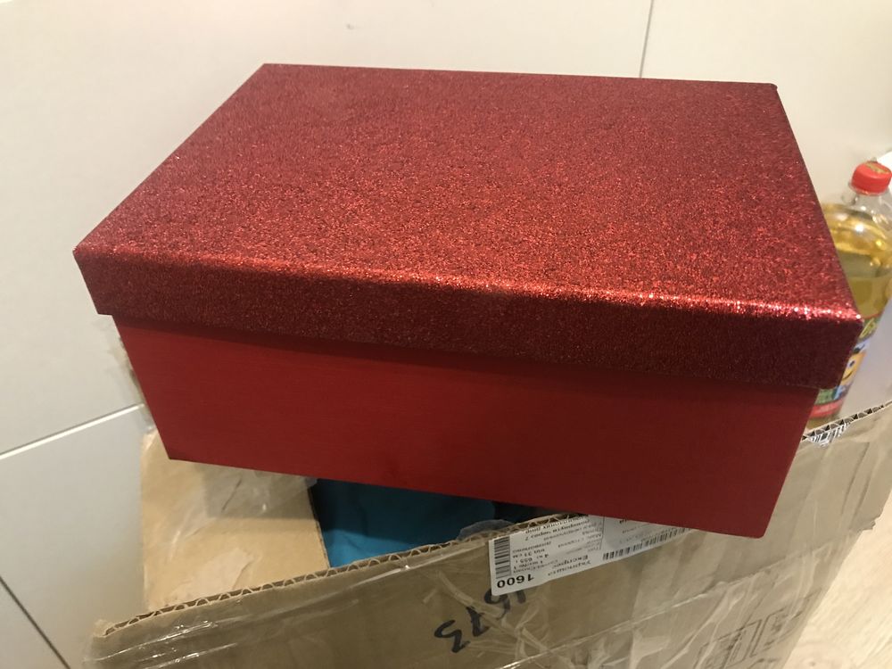 Подарочная коробка картонная красная с блестинками