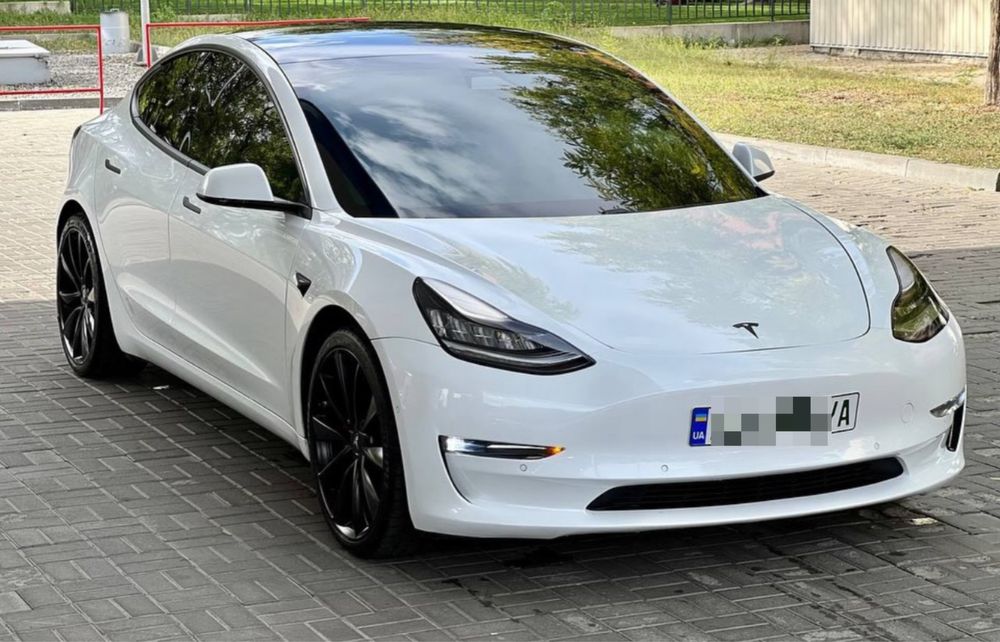 Оренда робота в таксі Tesla Model 3 Long Range
