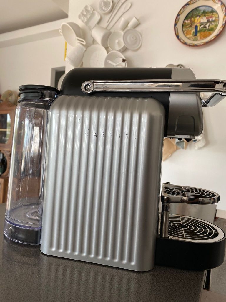 máquina de café profissional da nespresso nespresso  250€