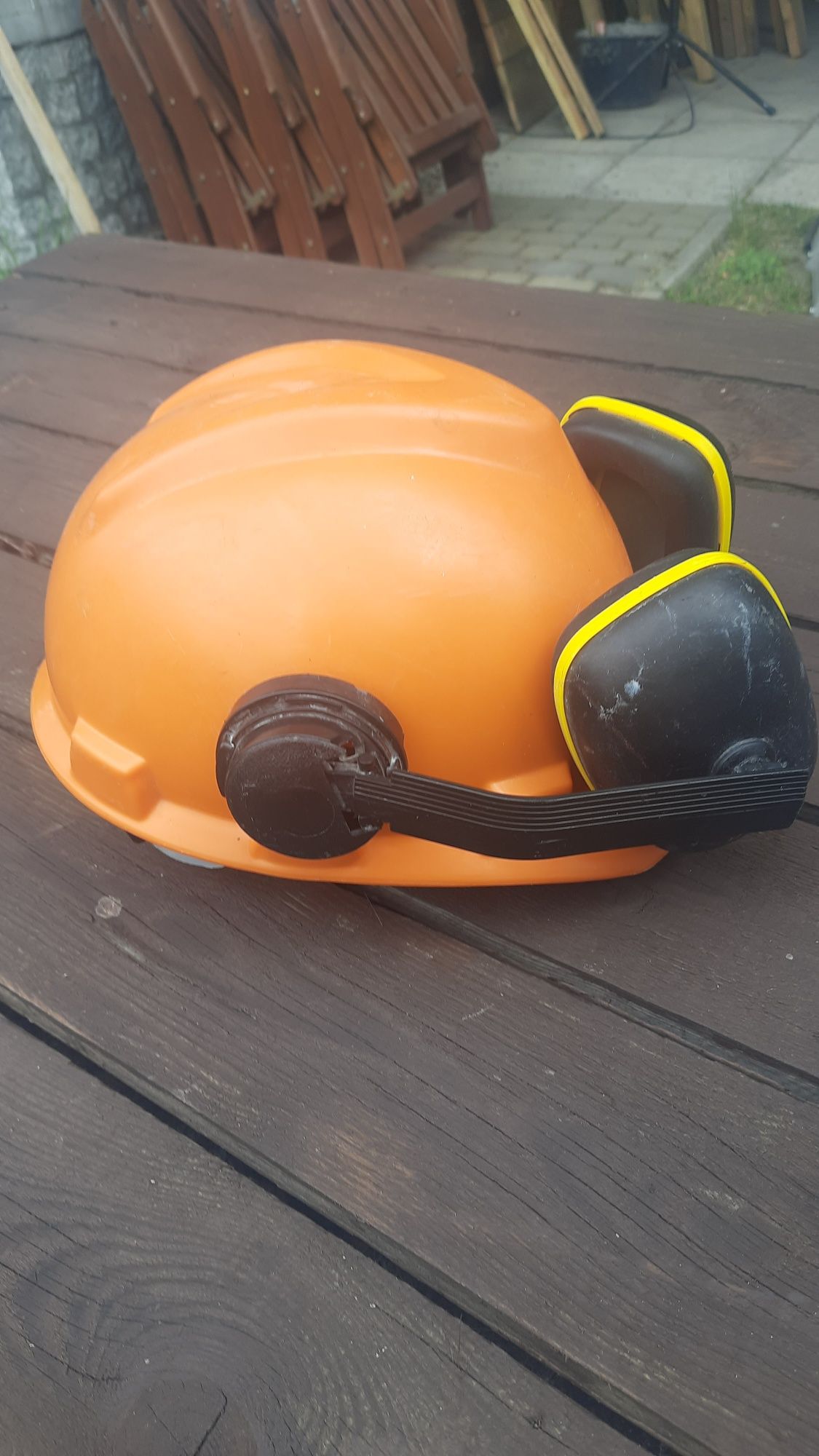Kask ochronny z słuchawkami