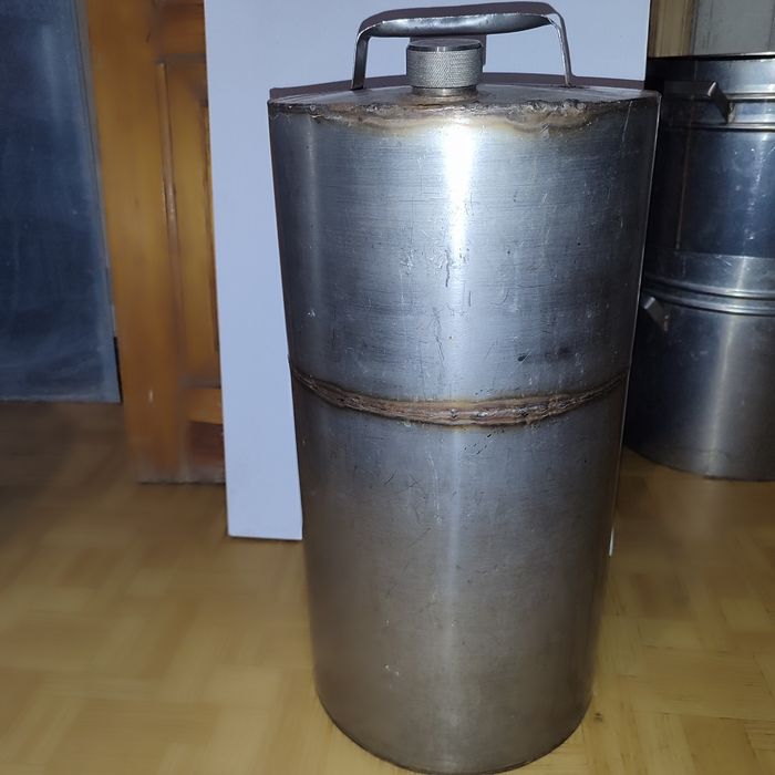 Каністра з нержавіючої сталі.