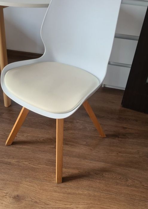 Okrągły Stół i 3 krzesła