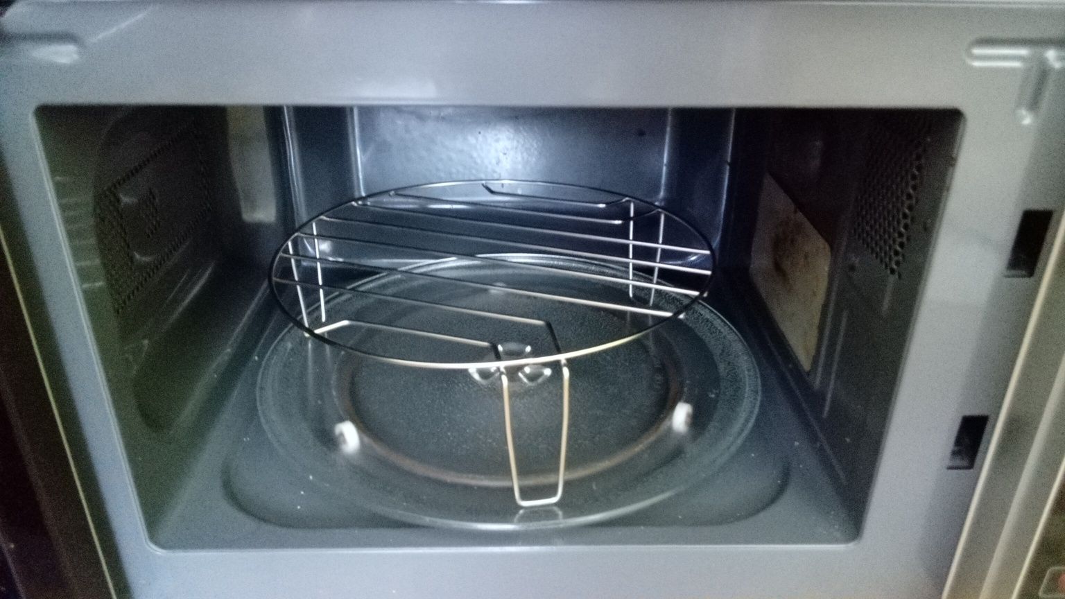 Kuchenka mikrofalowa z grillem