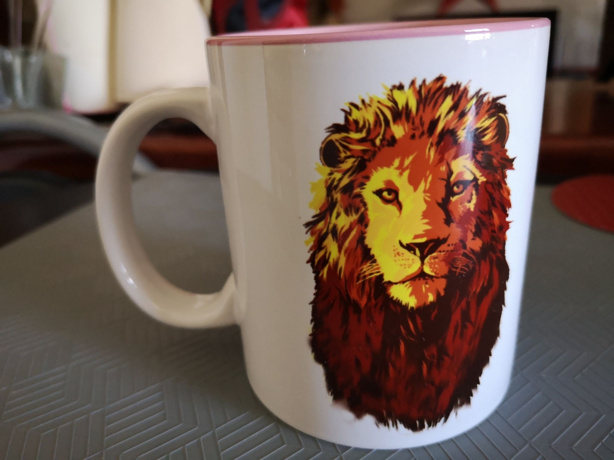 Caneca de louça com leão