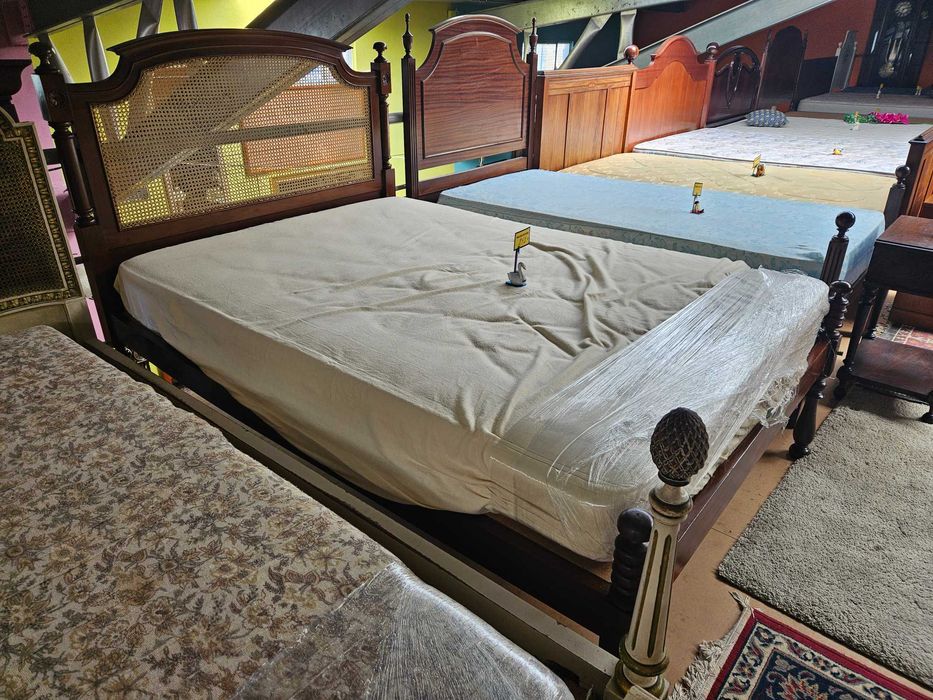 Cama em madeira maciça com cabeceira em palhinha, estrado e co