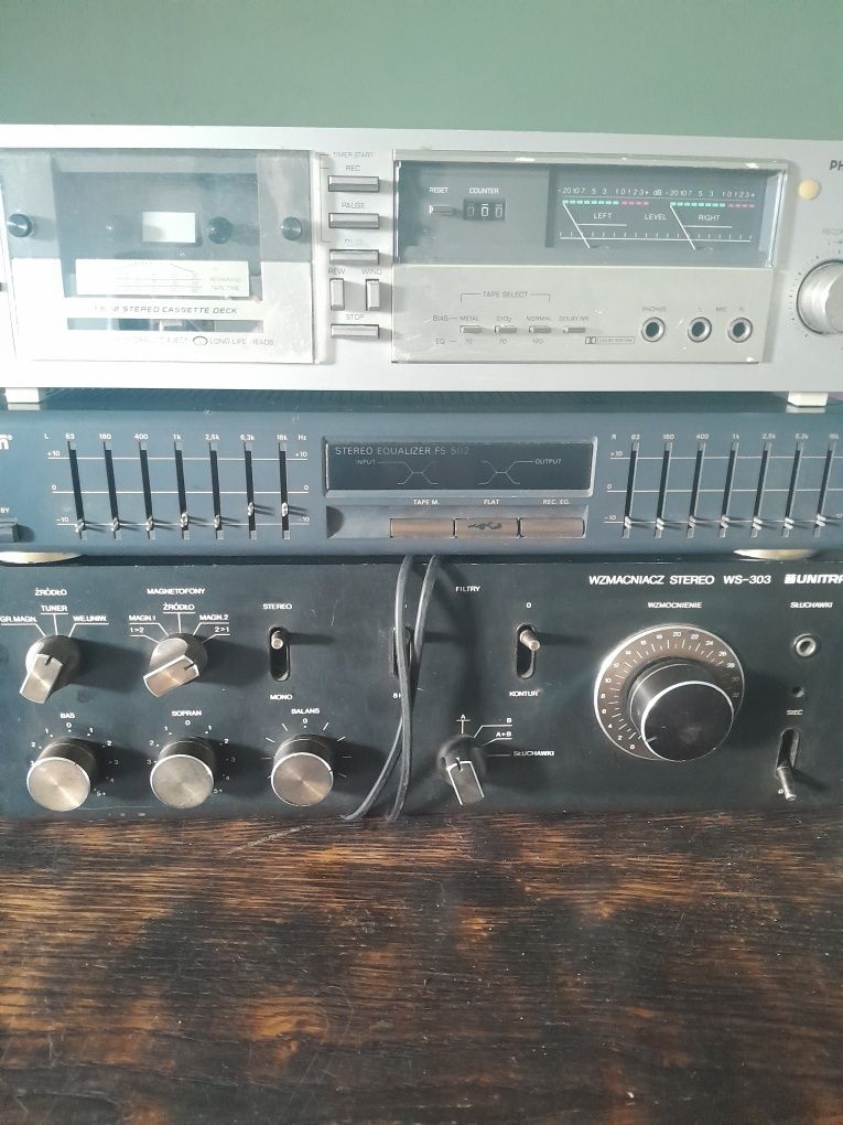 Stary sprzęt z prlu wzmacniacz odtwarzacz na kasety regulator dźwięku