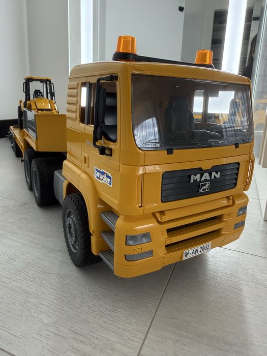 Набір Bruder тягач Man з екскаватором Jcb