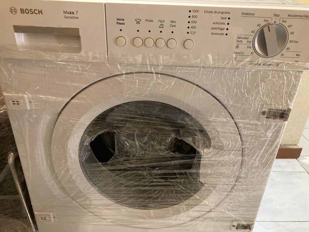 Máquina lavar roupa Bosch de encastre, usada.
