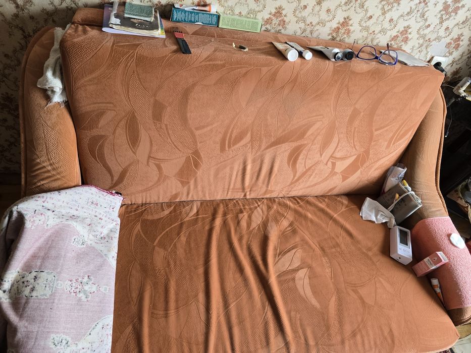 Диван коричневий