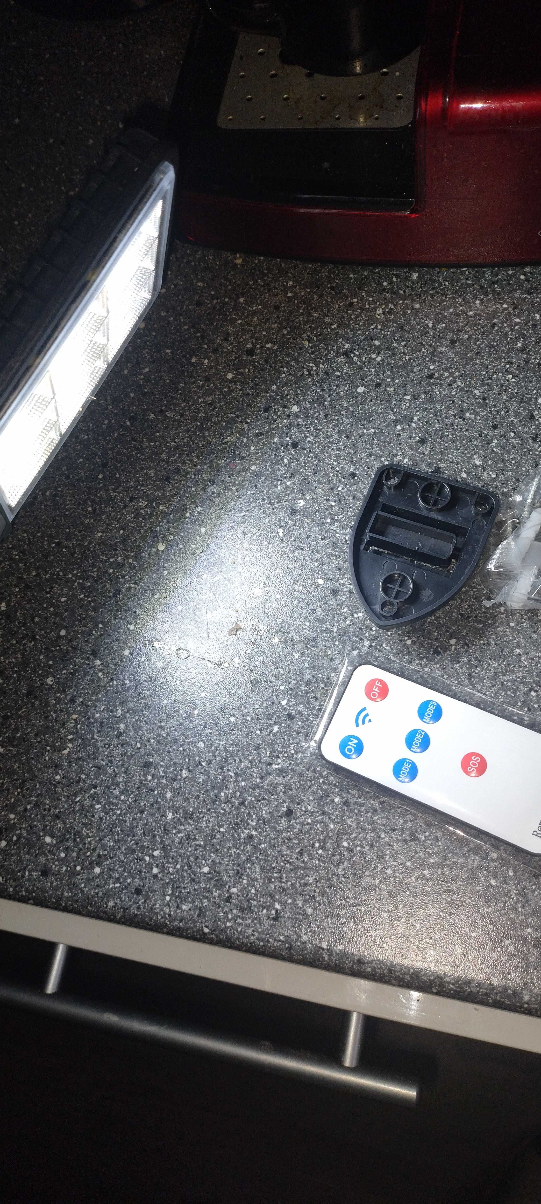 Lampa zewnętrzna solarna , czujnik ruchu oraz zmierzchu. Plus pilot.