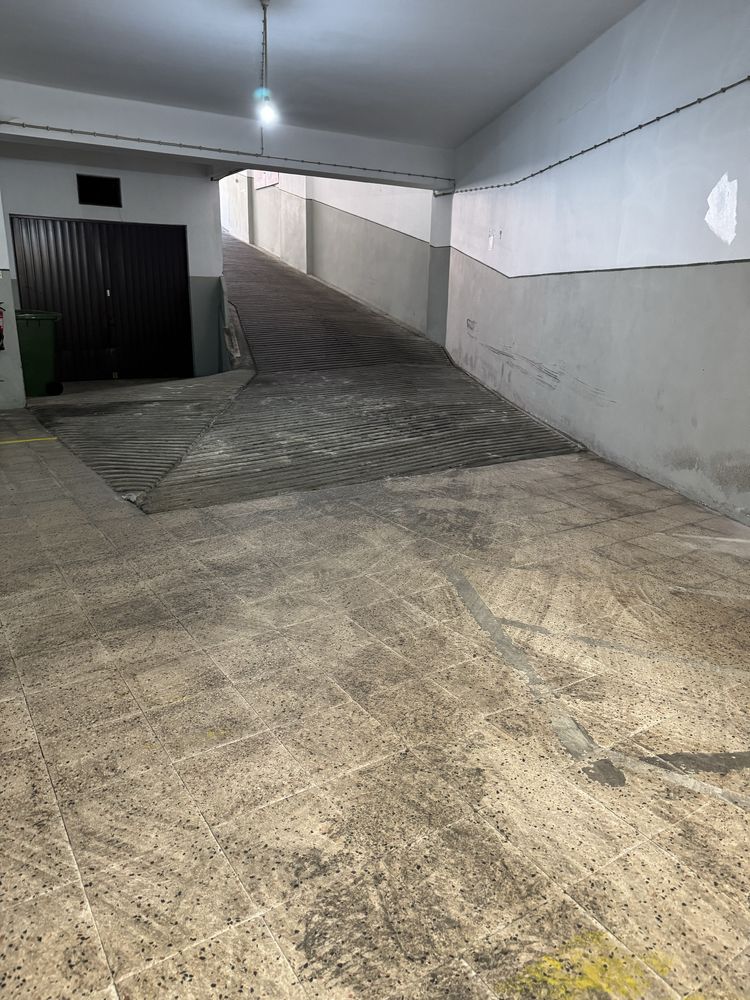 Arrenda-se lugares de garagem em Almada