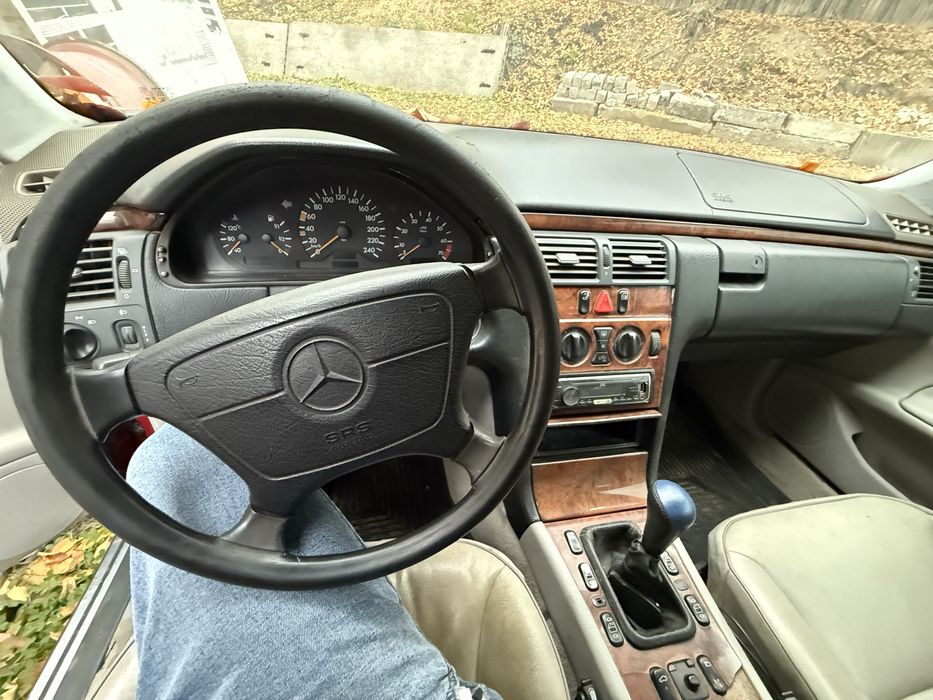 Продається під розбір мерседес