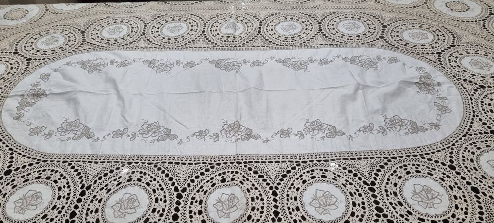 Toalha de mesa antiga em linho, bordada e com renda com 12 guardanapos