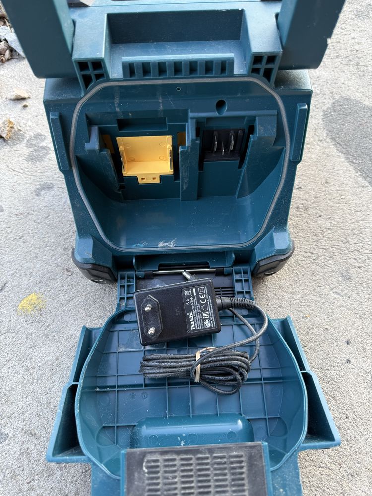 Radio budowlane Makita DMR200