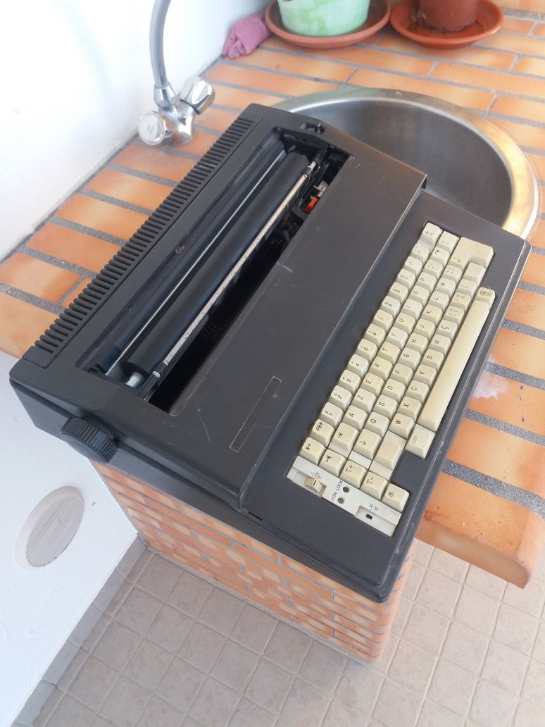 Máquina de escrever elétrica antiga