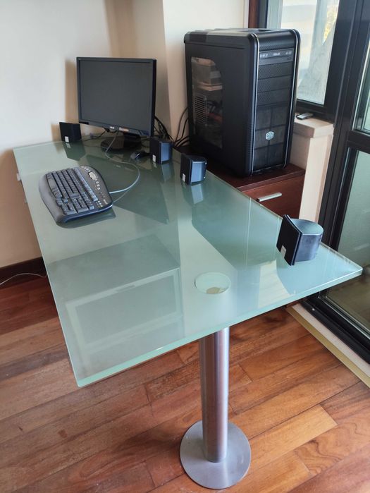 Secretária de vidro com gavetas em madeira.