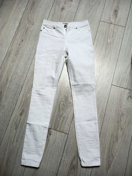 Białe spodnie jeans damskie