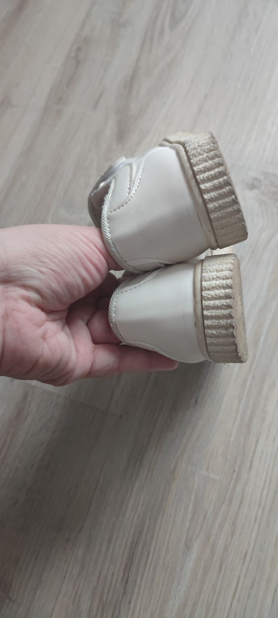 Białe buty na rzepy
