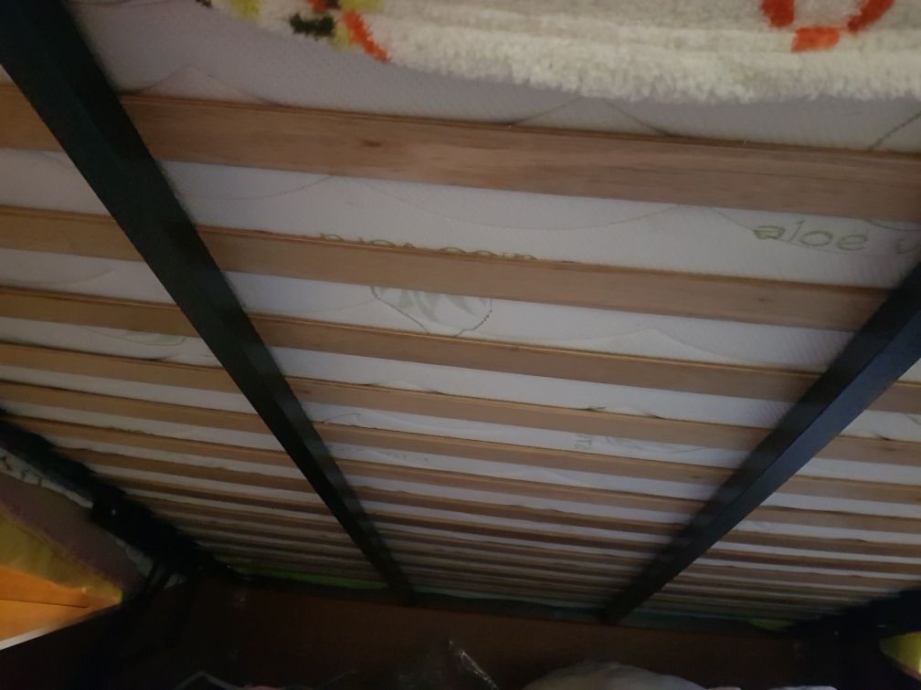 Cama de casal ,de cerejeira.  Com  estrado elevatóriio