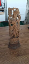 Figurka Saraswati z drewna sandałowego