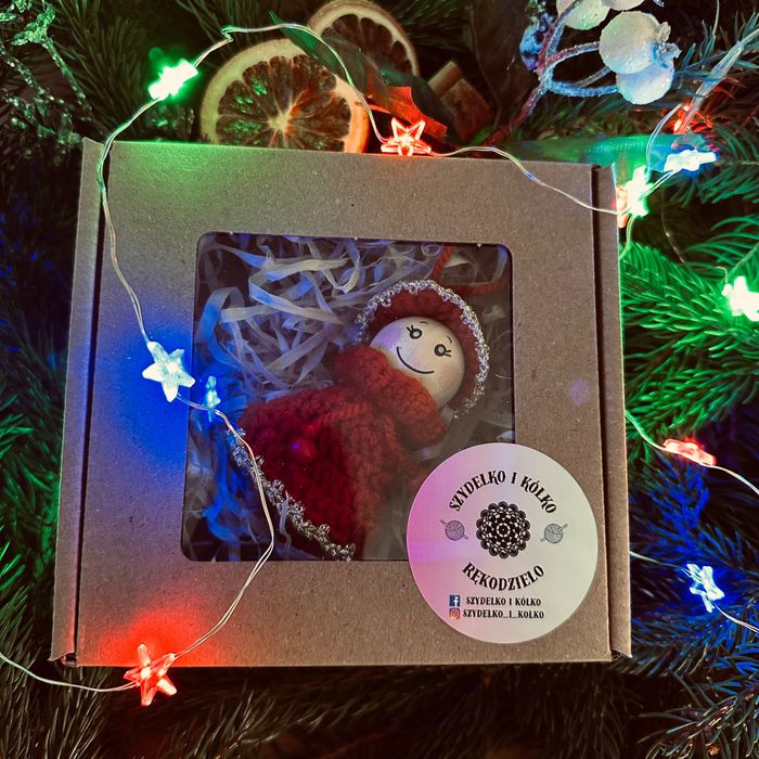 Szydełkowe skrzaty na choinkę handmade czerwony