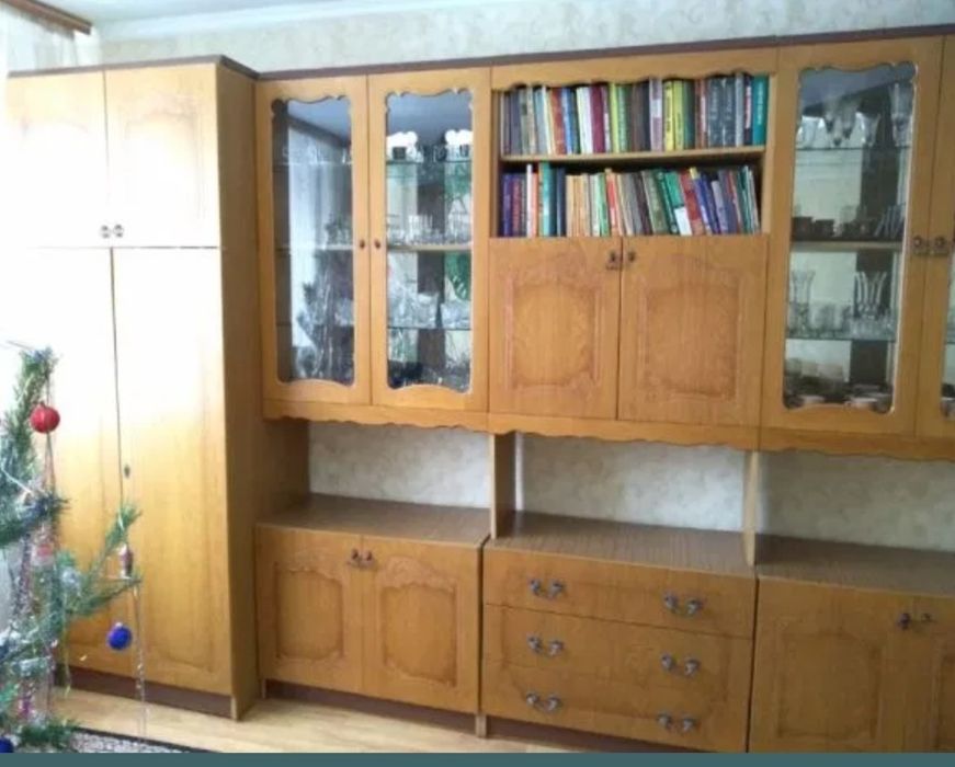 Шкафи, трельяж, стінка у вітальню