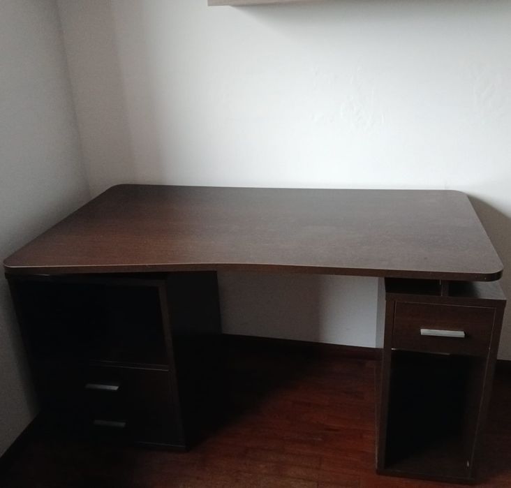 Secretária com 3 gavetas. Em bom estado.