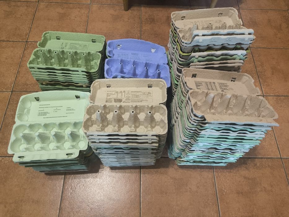 Wytłoczki na jajka ok. 140 sztuk.