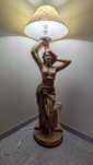 Candeeiro de Sala com estátua de mulher em cerâmica