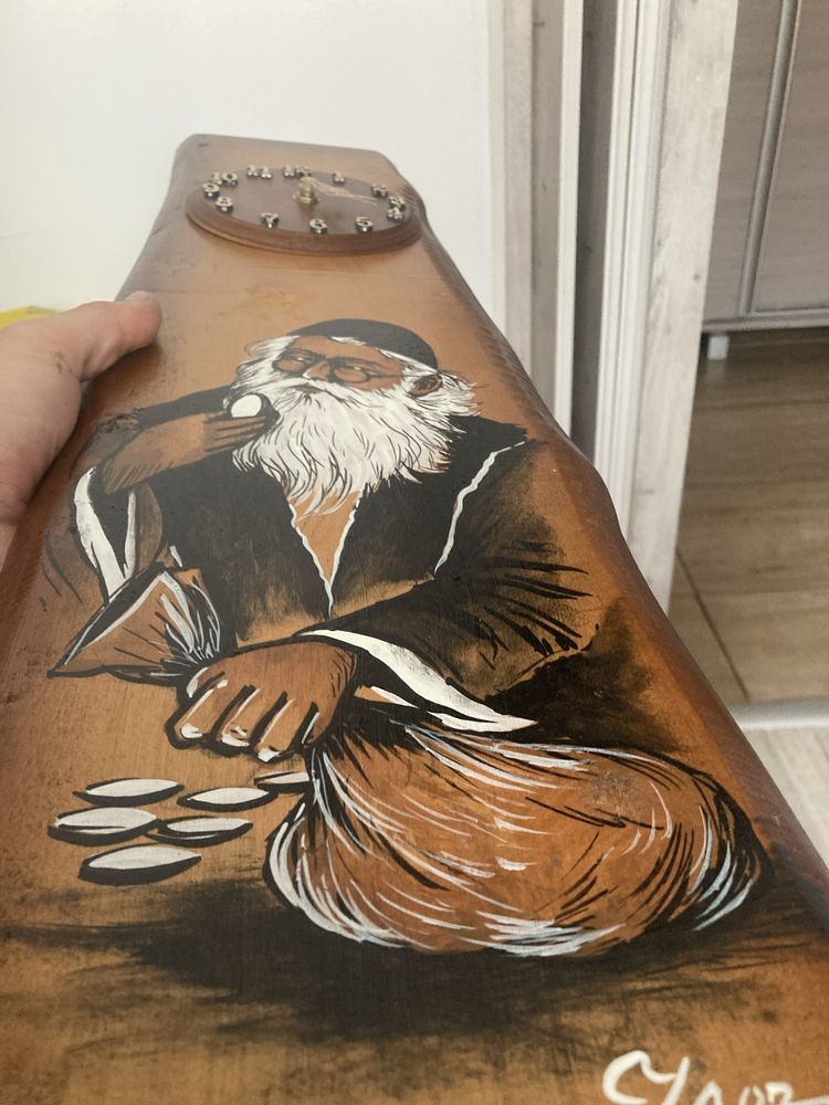 Zegar scienny z panem z broda liczacym pieniadze