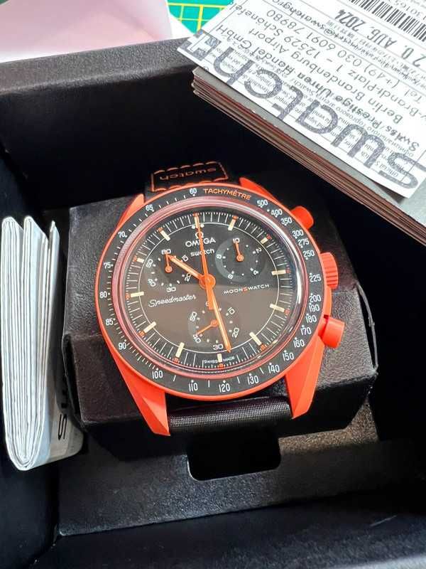 Zegarek SO33O100 – Omega x Swatch Lava Ekskluzywny
