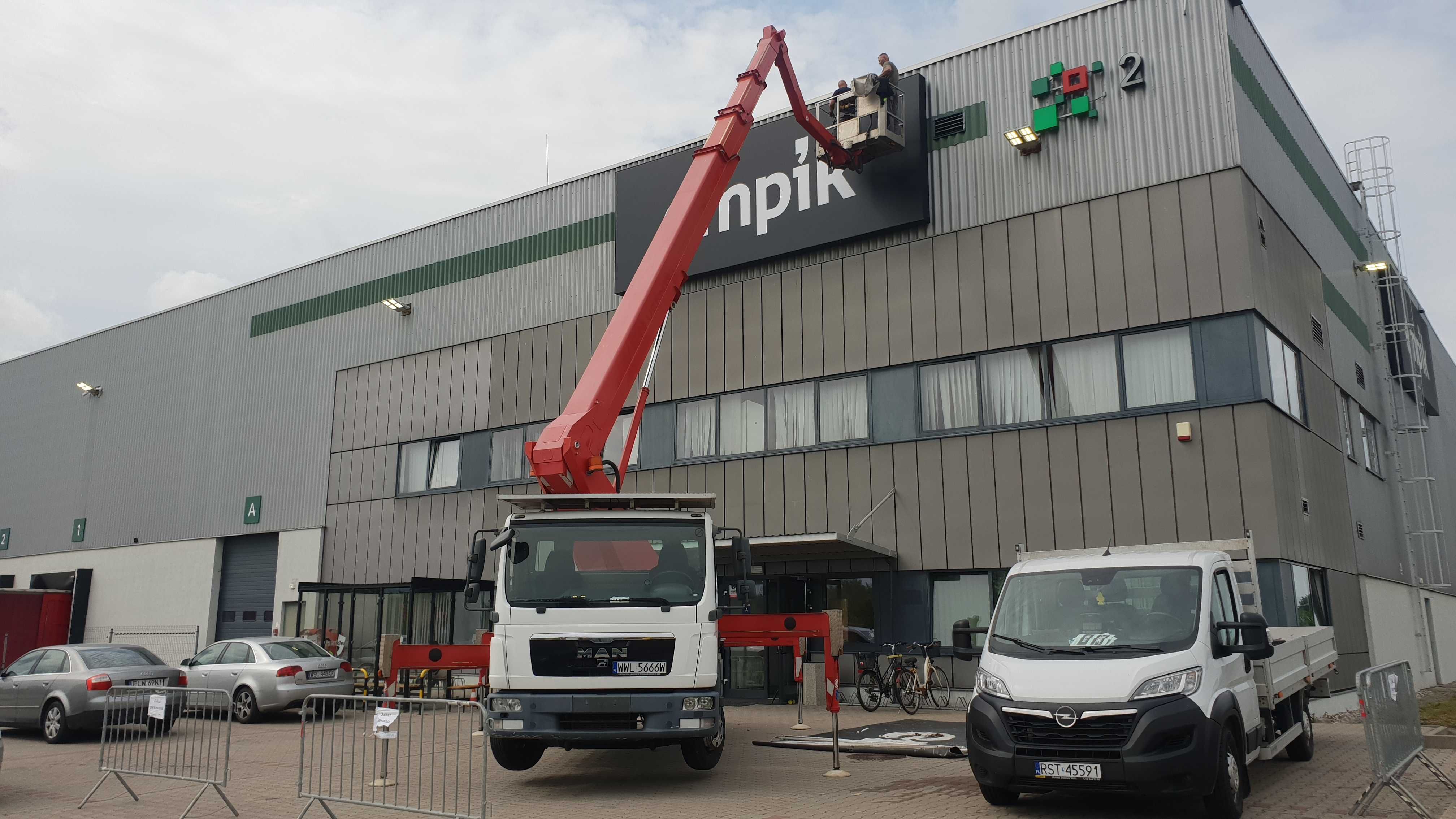 Zwyżka 30 m 22m 18 metrów podnośnik koszowy warszawa i okolice Wynajem