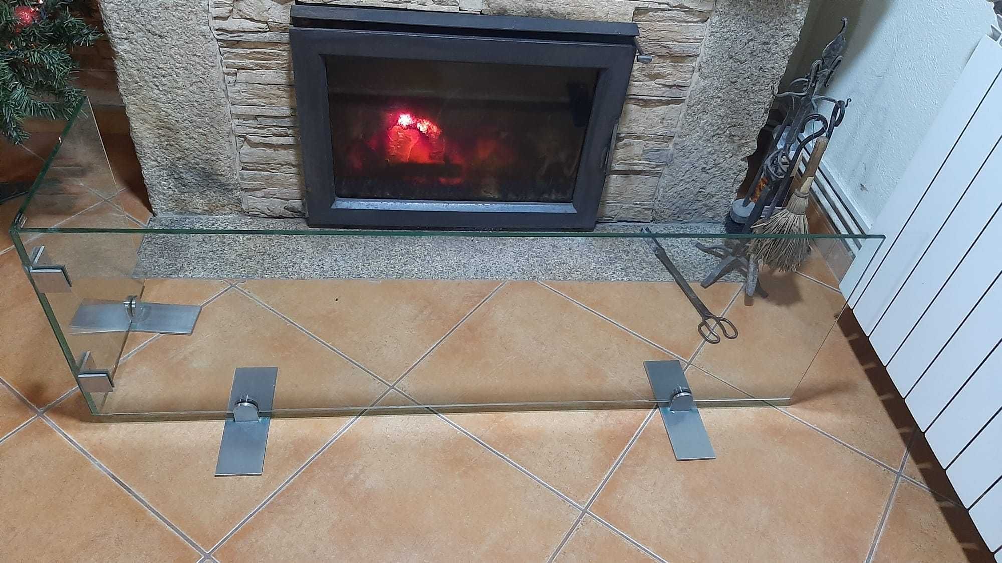 Proteção para lareira. Vidro temperado com suportes em inox