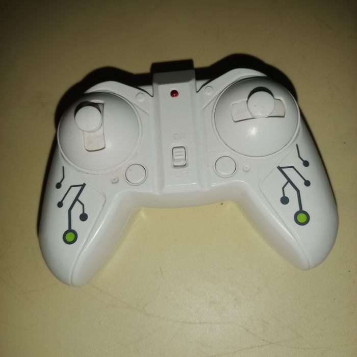 Робот хамелеон на пульте