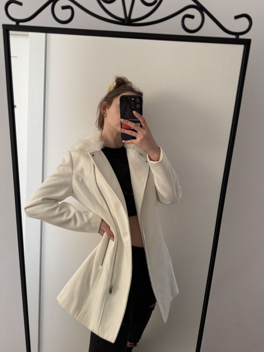 Płaszcz biały ozdobny futerkowy kołnież