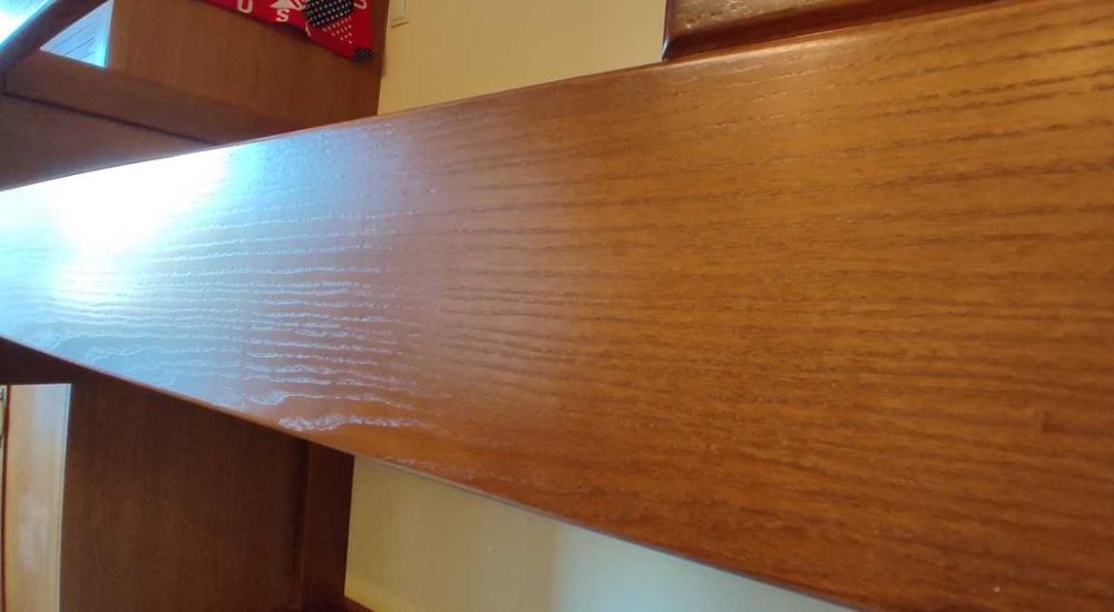 Двоповерхове ліжко. Дерев'яні сходи. Двох'ярусне ліжко, дерев'яне.