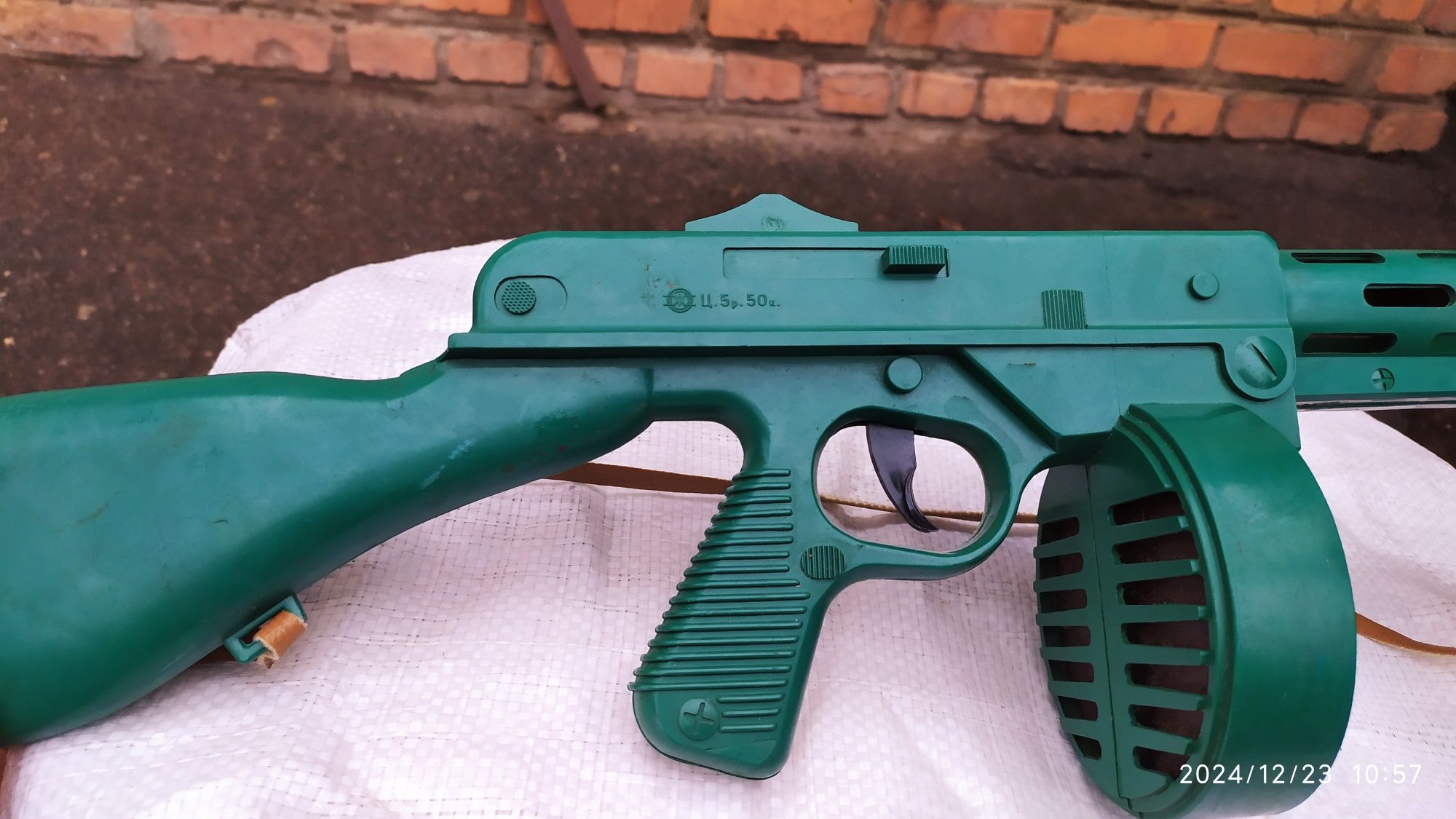 Продам детский игрушечный автомат Томпсон со звуком.