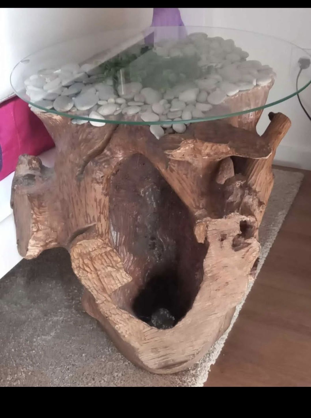 Mesa em vidro com tronco de madeira